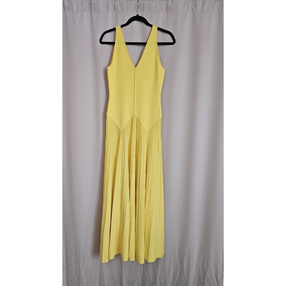 Twin-Set Pale Yellow V-Neck Sweater with Gold Logo Accent - Picture 2 of 3